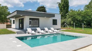 Moderner Bungalow mit Pool nur 4 km vom Meer