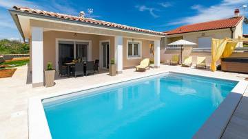 House with pool for sale Pula 