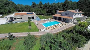 Villa with large plot Labin