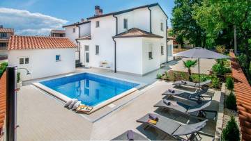 Attraktives Doppelhaus mit Swimmingpool in Poreč 