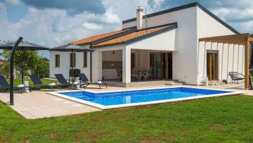 Luxurious one-story house with a swimming pool and a large yard in Pazin 