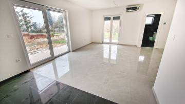 Two bedroom apartment with garden Pula
