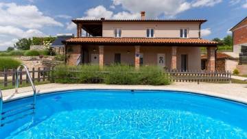 In vendita piano terra di casa con giardino e piscina