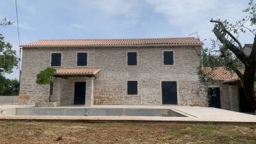 Renovirana kamena kuća s prostranom okućnicom Barban