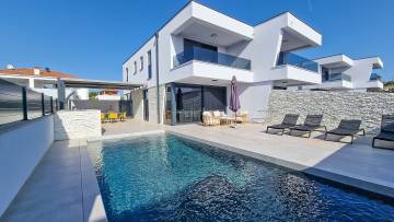 Casa con piscina in vendita Pula