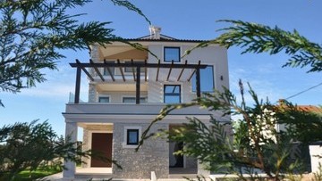 Villa with three apartments Fazana