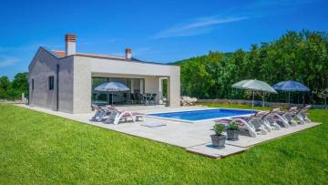 Modern single-storey house with pool Labin