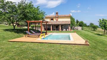 Kamnita hiša s prostranim zemljiščem 6.358 m2